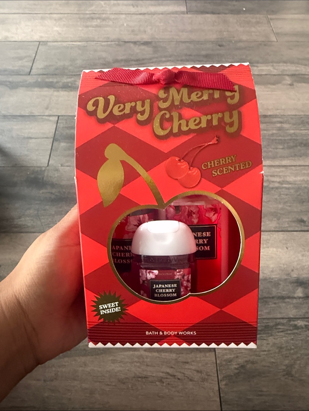 Bath & Body Works Very Merry Cherry Japanese Cherry Blossom Gift Set - Red